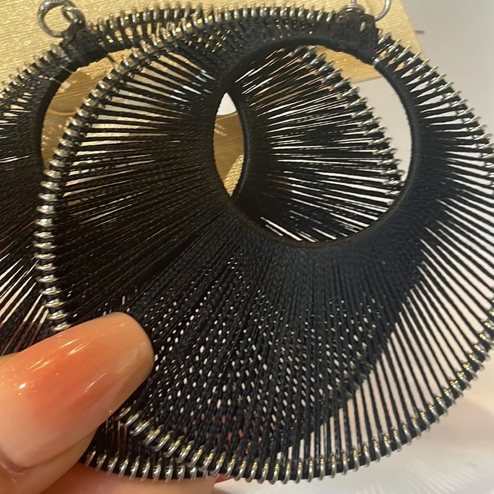 💜BLACK CIRCULAR WOVEN HOOP EARRINGS TRIMMED IN SILVER‎